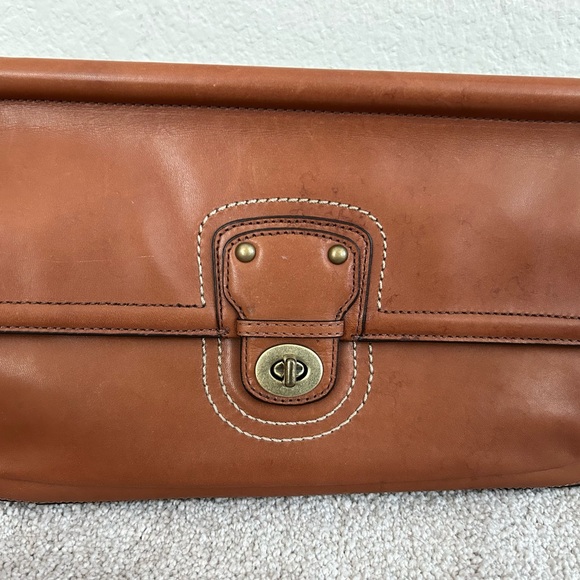 Elegant Brown Leather Shoulder Bag - Picture 3 of 11